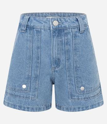 Short Mom em Jeans com Recorte no Bolso Carpinteiro