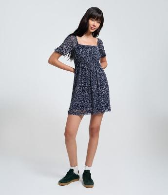 Vestido Evasê em Tule Floral com Mangas Bufantes Curto