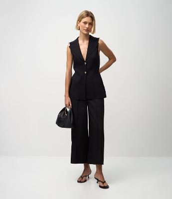 Calça Pantacourt em Alfaiataria com Pregas Frontais