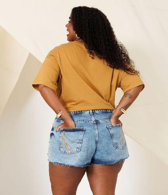 Short Boyfriend Jeans com Puídos e Bordado Mari Lobo Curve & Plus Size