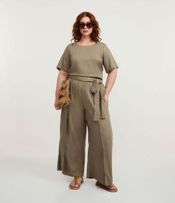 Calça Pantacourt em Sarja com Transpasse e Cós Elástico Curve & Plus Size