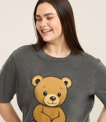 Camiseta Alongada com Efeito Lavada e Estampa de Urso Curve e Plus Size