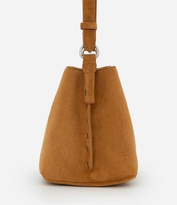 Bolsa Média Transversal em Suede com Detalhes Metalizados