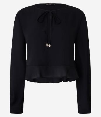 Blusa em Crepe com Amarração no Decote e Babado na Bara