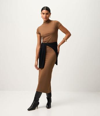 Vestido Tubinho Básico com Gola Alta e Fenda Traseira