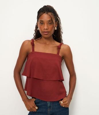 Blusa em Camadas com Detalhe de Nó na Alça
