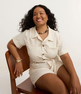 Macacão Curto em Sarja com Faixa na Cintura Curve & Plus Size