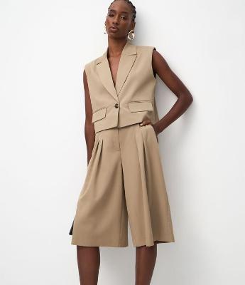 Bermuda Alfaiatada com Pregas e Passantes no Cós