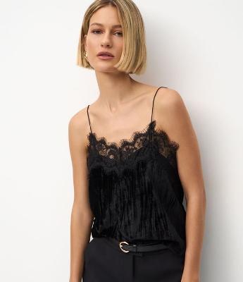 Blusa de Veludo com Alças Finas e Decote Rendado