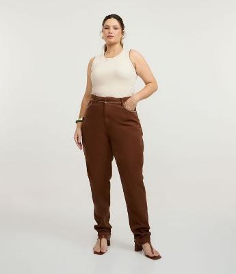 Calça Mom em Sarja com Bordado no Bolso Curve & Plus Size