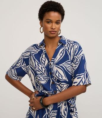 Camisa Regular em Viscolinho com Estampa de Folhagens