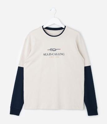 Camiseta Infantil com Manga Sobreposta  e Lettering – Tam 5 a 14 Anos