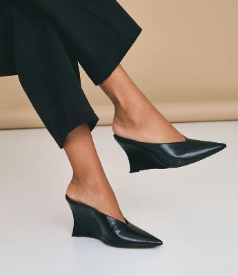 Sapato Mule com Bico Fino e Salto Anabela