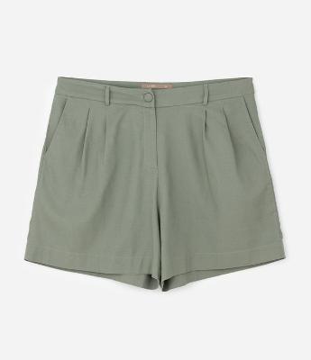 Bermuda Curta em Viscolinho com Pregas Curve & Plus Size