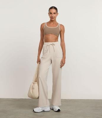 Calça Reta em Microfibra com Amarração no Cós