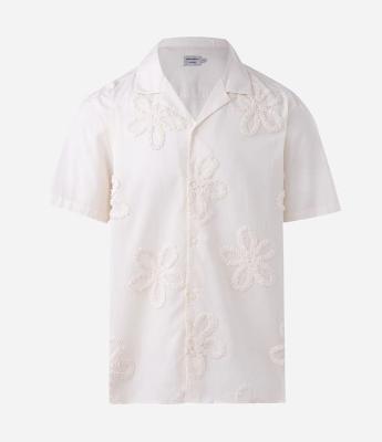 Camisa Manga Curta em Algodão com Bordado Floral em Alto Relevo