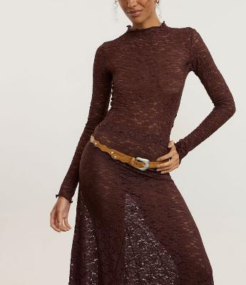 Cinto Boho com Estrutura Ondulada e Detalhes em Metal