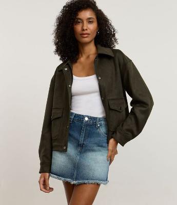 Minissaia Reta em Jeans Cintura Média com Barra Desfiada