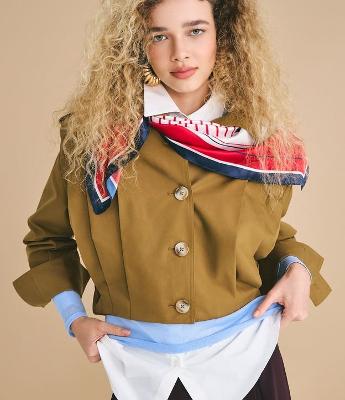 Jaqueta Curta em Sarja com Pregas e Detalhe no Ombro