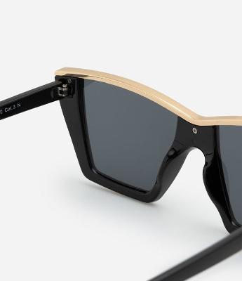 Óculos de Sol Gateado com Detalhe em Metal