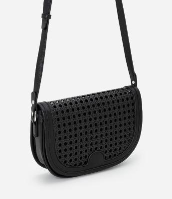 Bolsa em PU com Trama Artesanal e Alça Ajustável