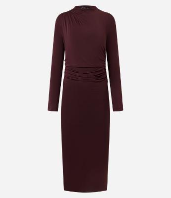 Vestido Midi com Pregas no Ombro e Fenda Lateral