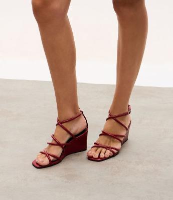 Sandália Anabela em PU com Tiras Entrelaçadas