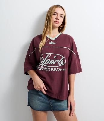 Camiseta Boxy com Estampa Sports e Detalhes nas Mangas