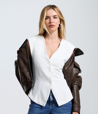 Blusa em Ponto Roma com Decote em V e Fechamento por Botões