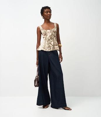 Blusa Regata em Alfaiataria com Alça Larga e Estampa de Cobra