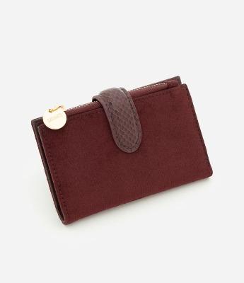 Carteira Envelope Média em Suede com Detalhes Metalizados