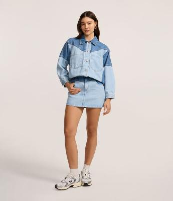 Saia Mini em Jeans com Recortes em Dois Tons