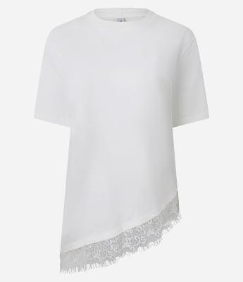 Camiseta Alongada com Barra Assimétrica em Renda