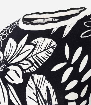 Camiseta em Moletinho com Estampa Floral e Gola Contrastante