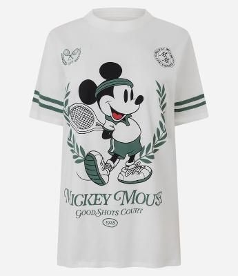 Camiseta em Algodão Estampa Mickey Tenista e Modelo Alongado