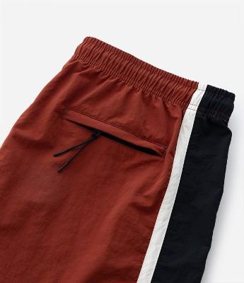 Bermuda Tecnológico Liso com Listras Contrastantes na Lateral