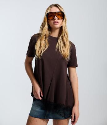 Camiseta com Recortes Assimétricos e Barra de Renda