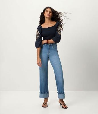 Blusa Manga Longa Bufante com Bordado de Folhagem