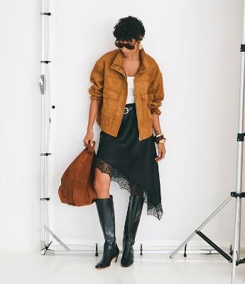 Saia Curta em Cetim com Barra Assimétrica e Detalhes em Renda