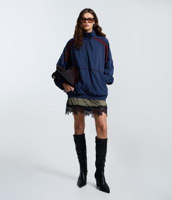 Jaqueta Corta Vento Oversized com Recortes Contrastantes