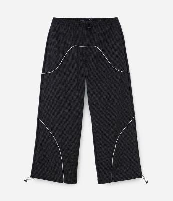 Calça em Microfibra Liso Quadriculado com Painéis Refletivos