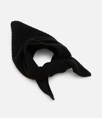 Lenço em Tricô com Formato Triangular