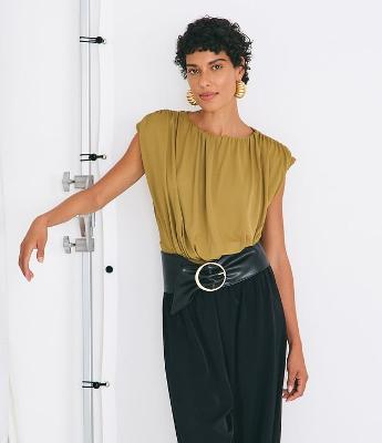 Body em Ribana com Detalhe Drapeado e Ombreiras