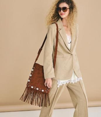 Bolsa Transversal Média em Suede com Franjas e Tachas
