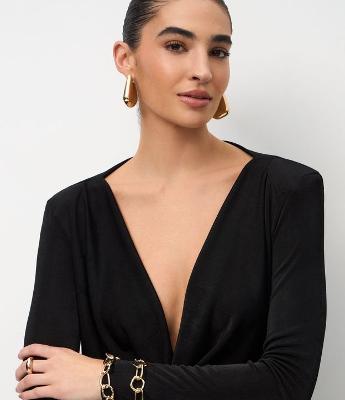 Blusa Manga Longa com Decote Degagê e Ombreiras