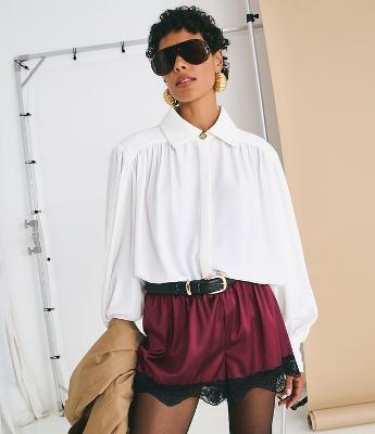 Camisa em Crepe com Franzido no Ombro e Botão Dourado em Destaque