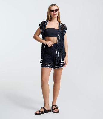 Short em Tricô Vazado com Cintura Alta e Acabamento Contrastante