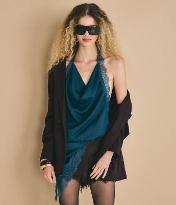 Blusa Frente Única em Cetim com Decote Degagê e Renda na Barra