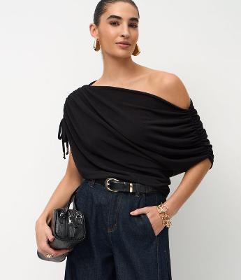 Blusa em Suedine com Decote Assimétrico