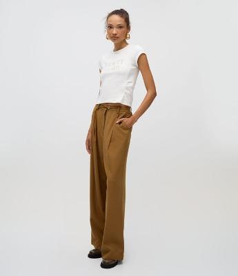 Calça Pantalona Alfaiatada e Texturizada com Cinto